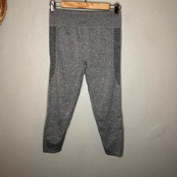 Fabletics Grey Mid-Rise Seamless Dot Capri Small - Picture 2 of 6